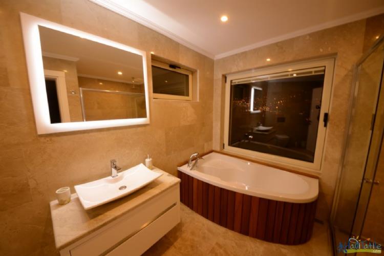 VİLLA LUX-KALKAN KIŞLA MEVKİNDE JAKUZİLİ VİLLA