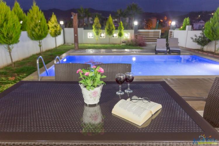 Villa Güney-Denize 400 M aile villası