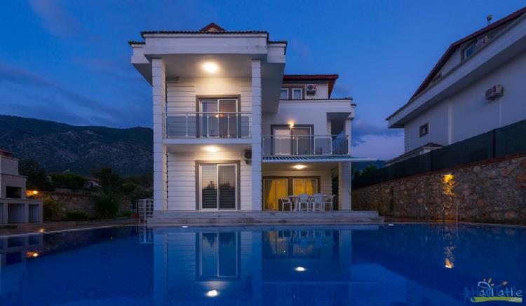 VİLLA DEFNE-Fethiye Ölüdenizde doğa içinde ortak havuzlu aile villası